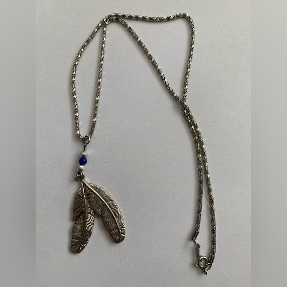 Ladies feather pendant jewelry and chain - costume? - Picture 1 of 5